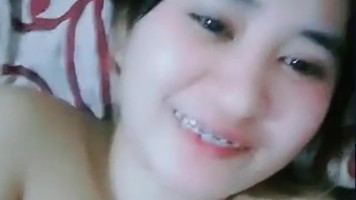 Rara Manis Tanpa Bra Sambil Tiduran