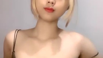 Host Kimcil Body Imut Remas Susu Utingnya