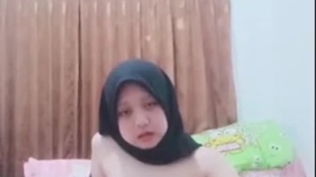 Jilbab Hitam Belajar Colmek di Kamar